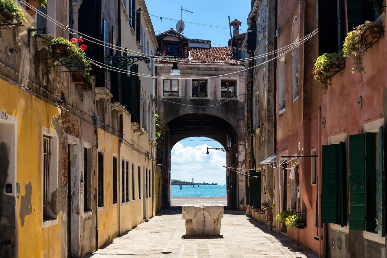 Bricola Biennale Apartments Venedig Italien