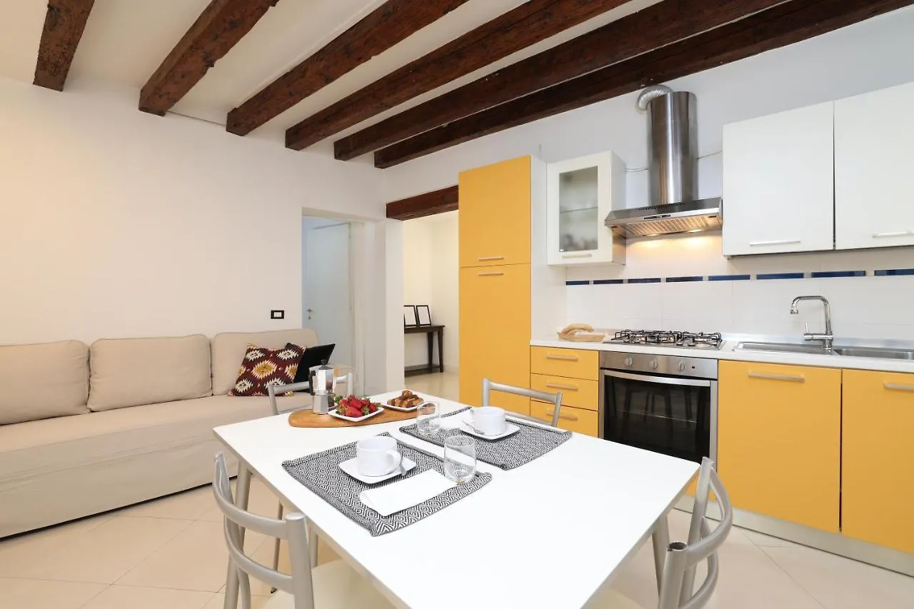 Bricola Biennale Apartments Venecia Italia